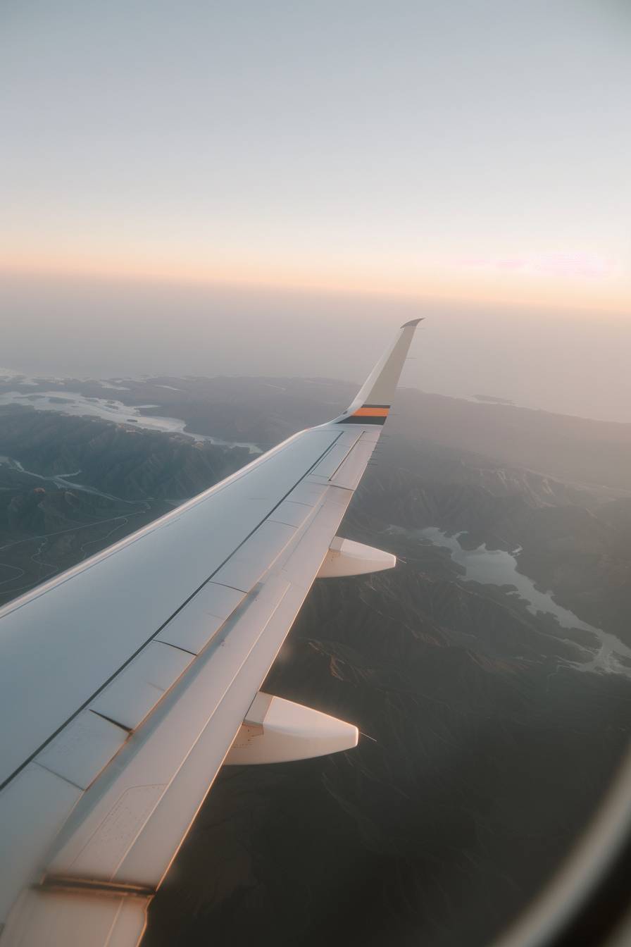 飛行機の窓からの風景写真