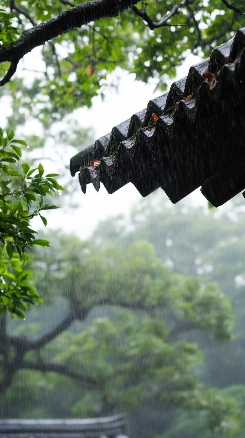 Qingming-Fest mit Nieselregen und üppigen Bäumen.