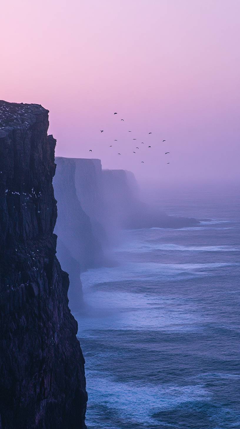 Penhascos costeiros ao crepúsculo com ondas suaves e aves marinhas ao longe.