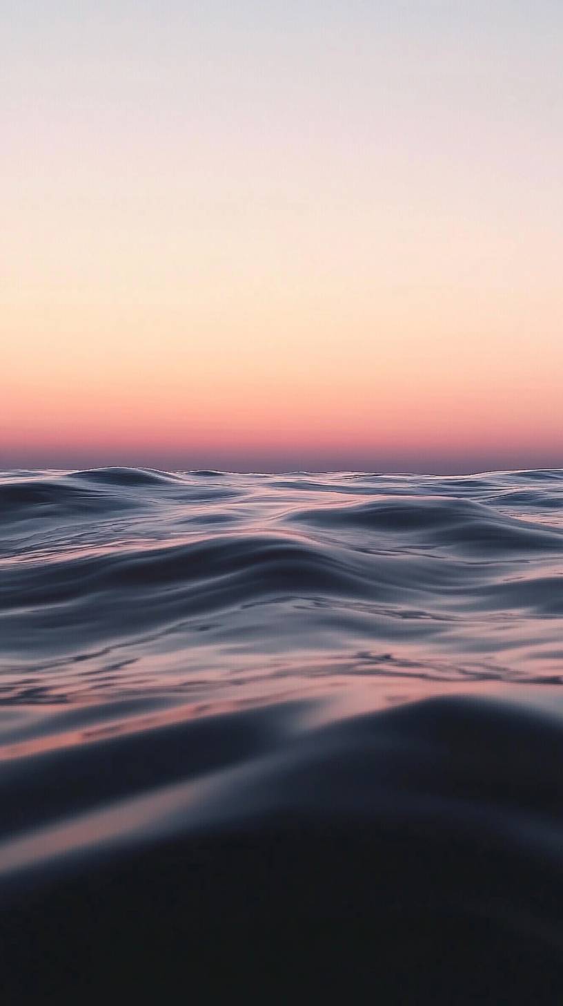 Olas del océano calmadas, suave brillo del atardecer, tonos pastel de durazno y lavanda, estado de ánimo tranquilo