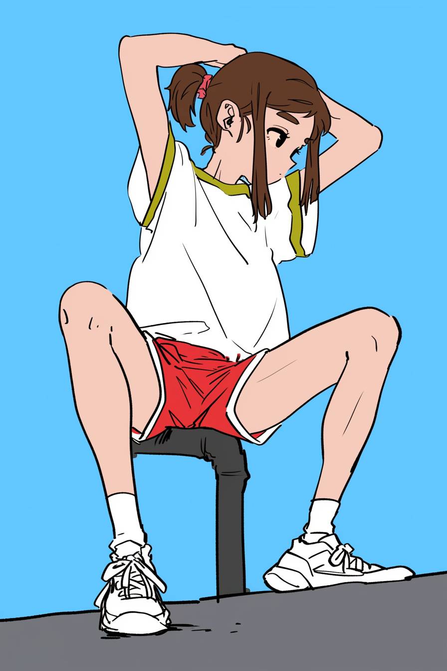 Chihiro trägt rote Shorts, ein weißes Shirt mit grünem Streifen und ein pinkes Haargummi, zart und abenteuerlich.