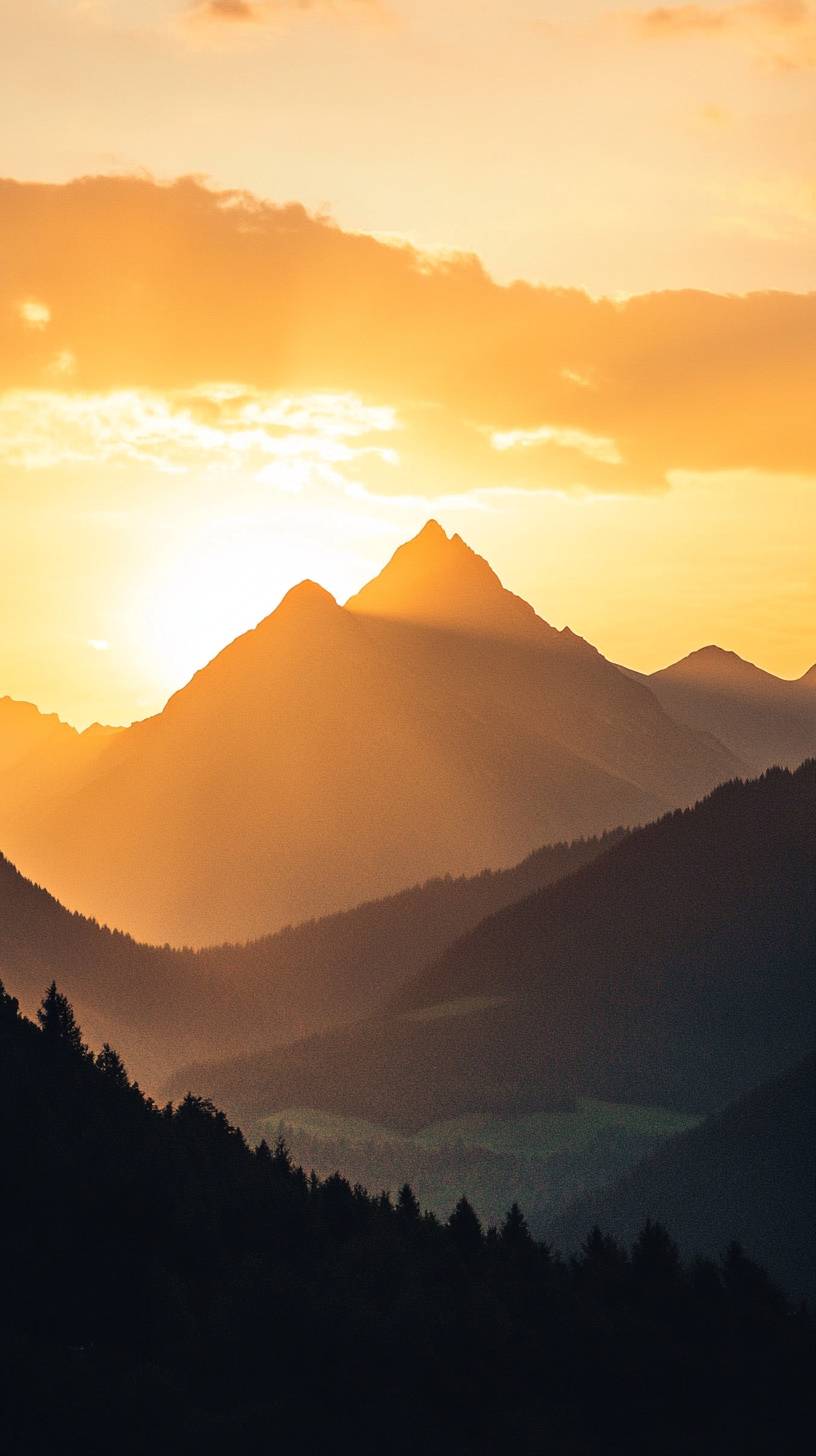 Pointe de montagne minimaliste sous un ciel de coucher de soleil doré, atmosphère sereine.