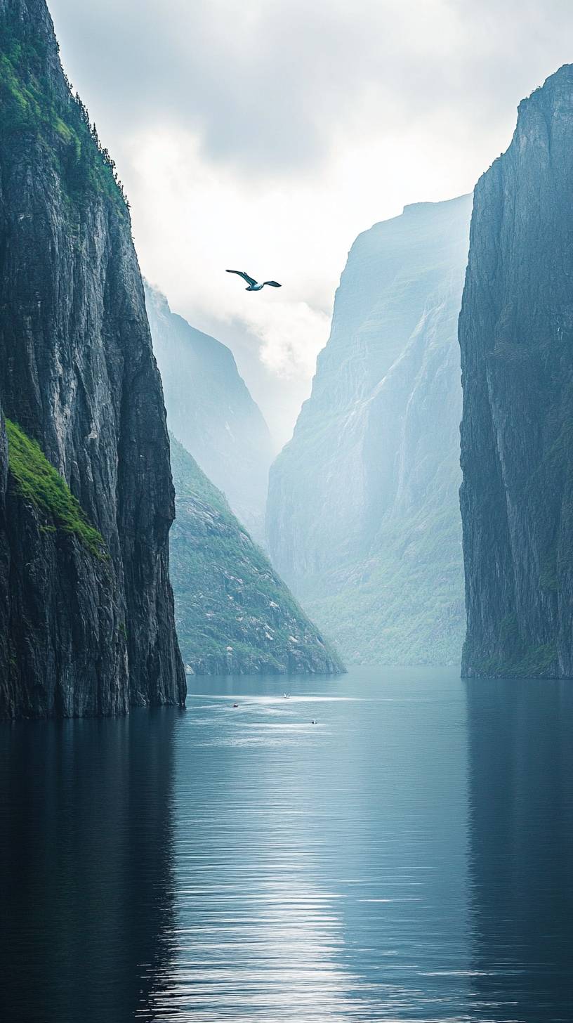 Un fjord serein avec des falaises majestueuses et des eaux calmes.