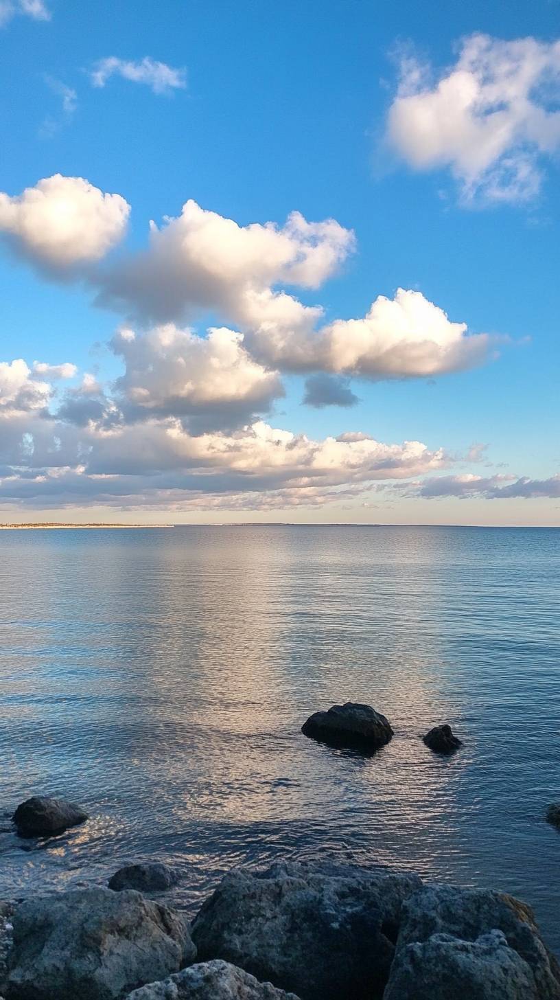 Nuvens de algodão doce sonhadoras flutuam sobre um horizonte calmo.